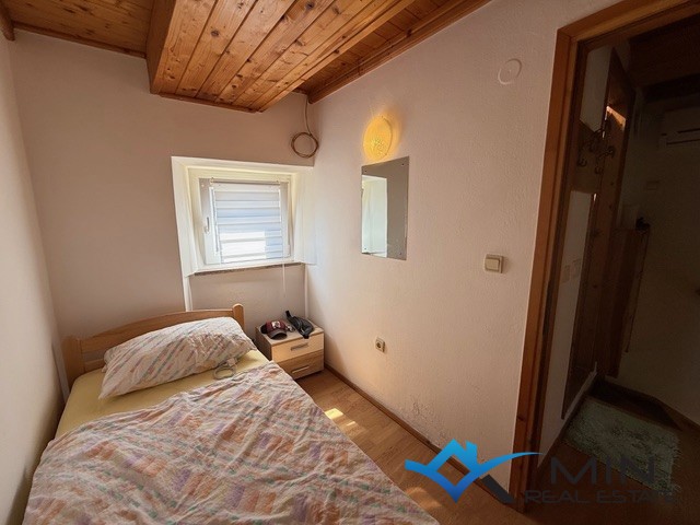 Kamnita vrstna hiša z dvema apartmajema v Brtonigli