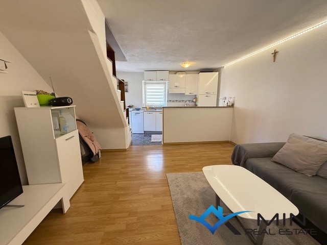 Kamnita vrstna hiša z dvema apartmajema v Brtonigli