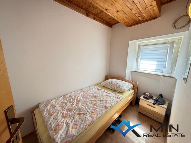 Kamnita vrstna hiša z dvema apartmajema v Brtonigli