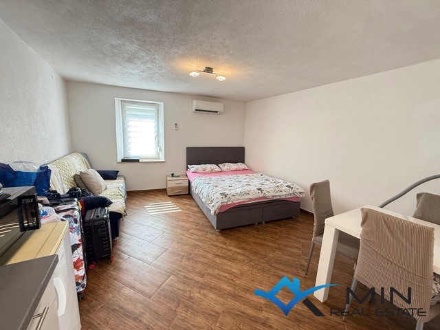 Kamnita vrstna hiša z dvema apartmajema v Brtonigli