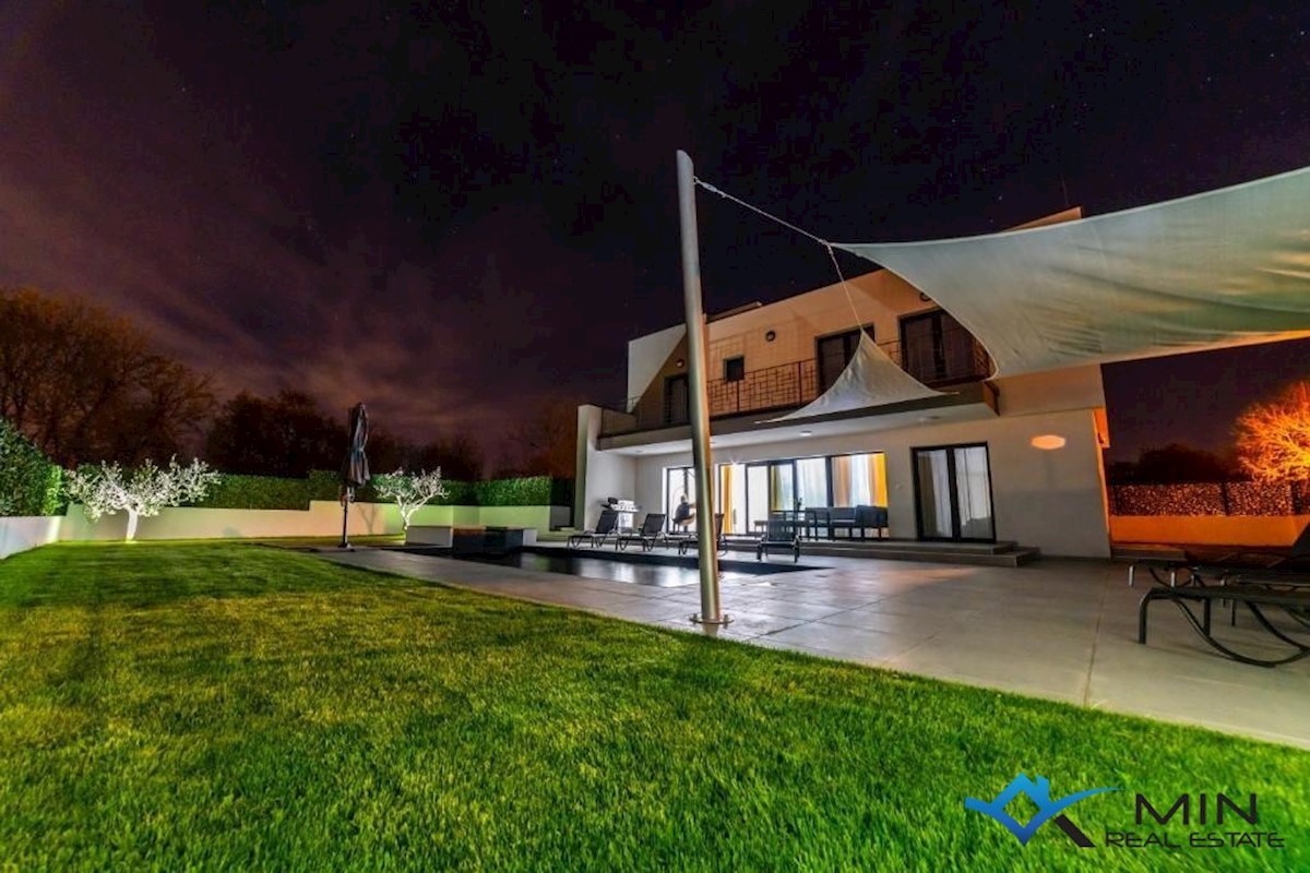 Čudovita vila z bazenom in jacuzzijem v Poreču