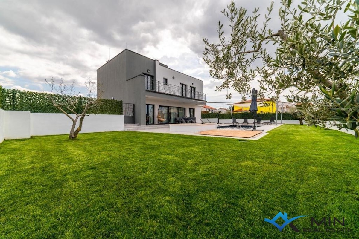 Čudovita vila z bazenom in jacuzzijem v Poreču