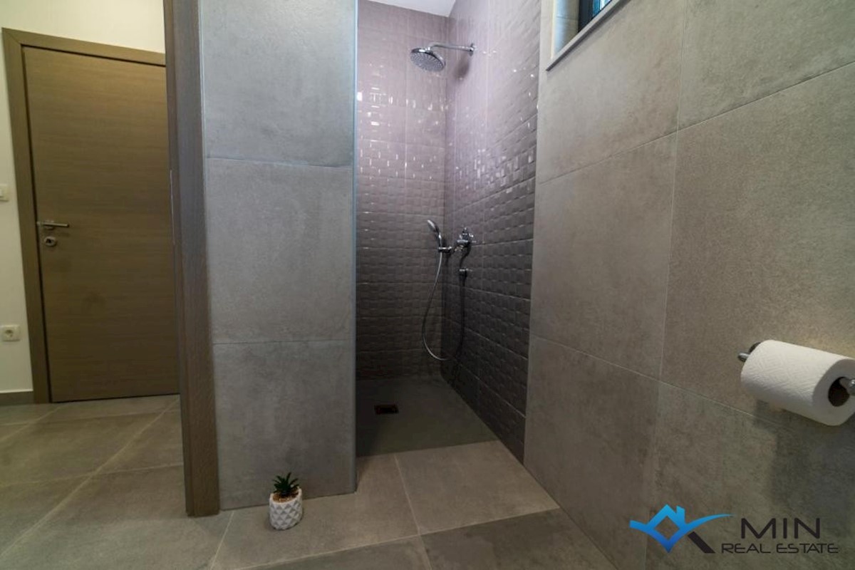 Čudovita vila z bazenom in jacuzzijem v Poreču