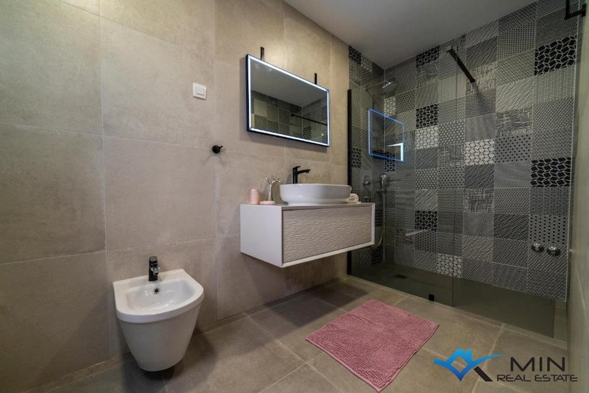 Čudovita vila z bazenom in jacuzzijem v Poreču