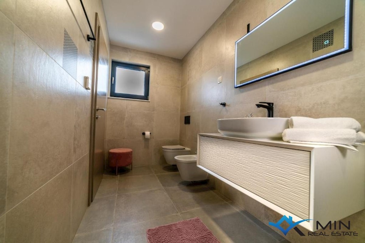 Čudovita vila z bazenom in jacuzzijem v Poreču