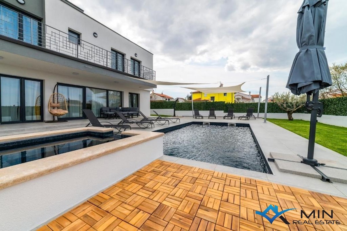 Čudovita vila z bazenom in jacuzzijem v Poreču