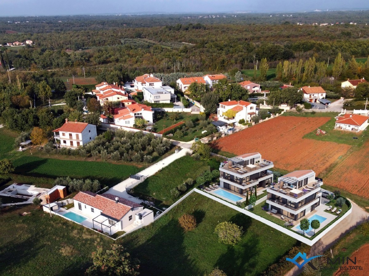 Vila s strešno teraso in bazenom v okolici Poreča