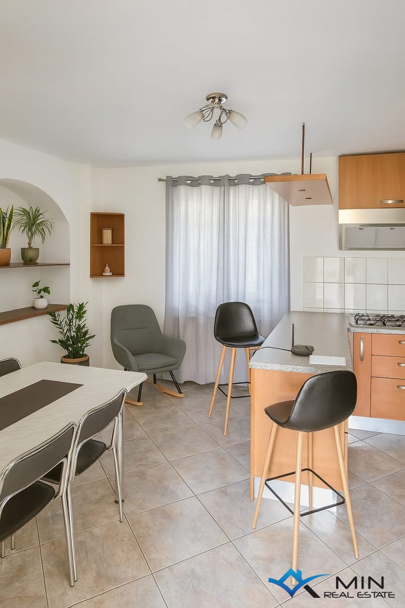 Kamnita hiša z velikim vrtom - Novigrad
