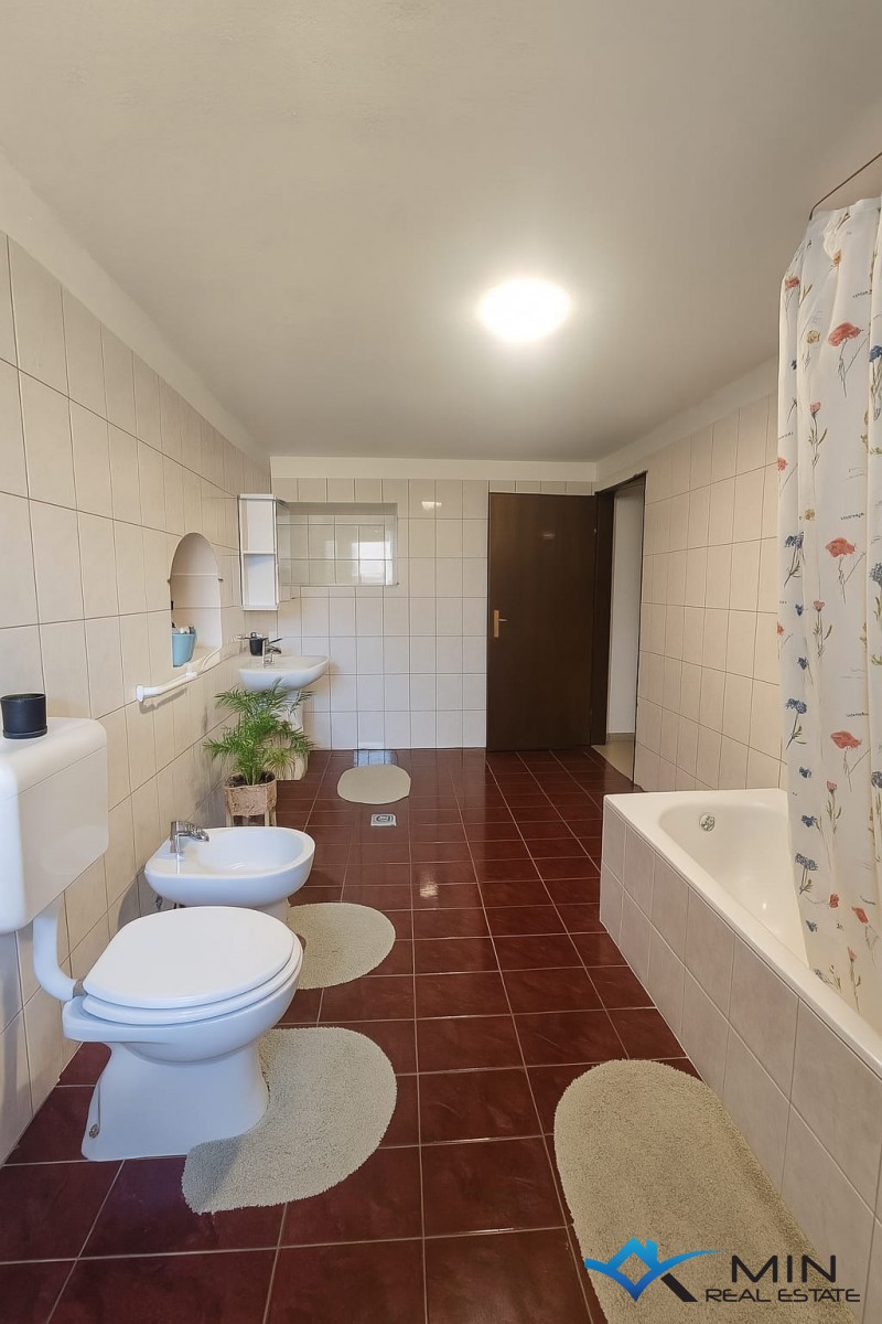 Kamnita hiša z velikim vrtom - Novigrad