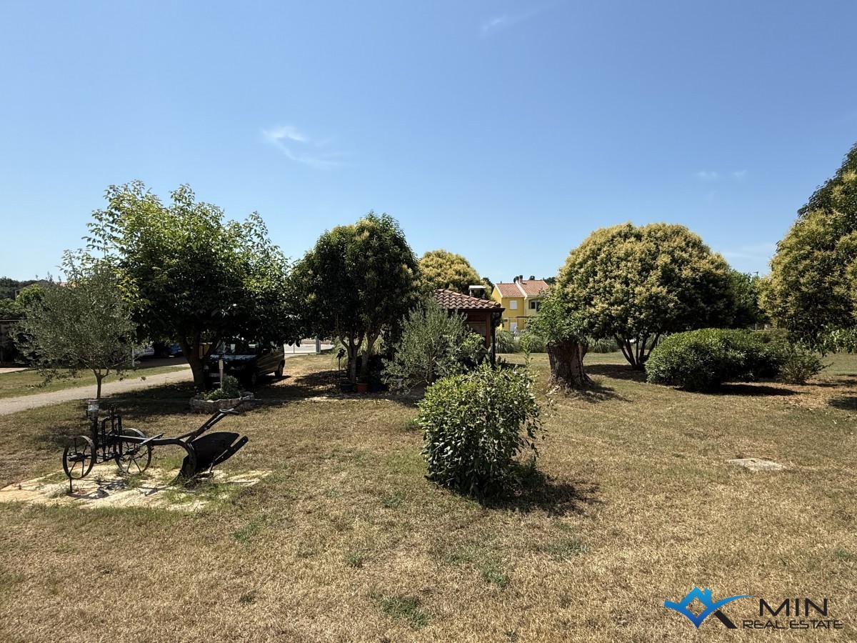 Kamnita hiša z velikim vrtom - Novigrad