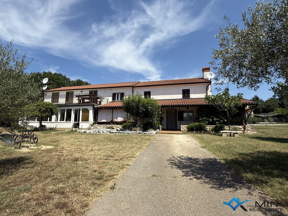 Kamnita hiša z velikim vrtom - Novigrad