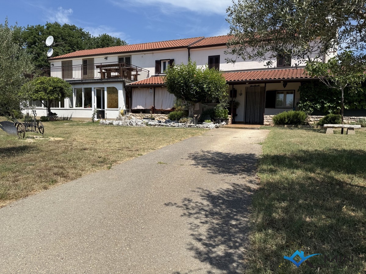Kamnita hiša z velikim vrtom - Novigrad
