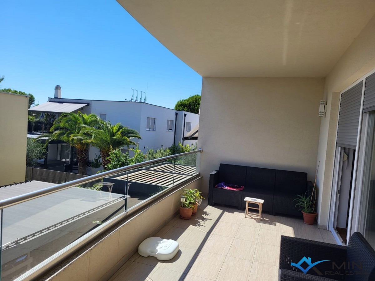 Apartma 500 m od morja s strešno teraso v Novigradu