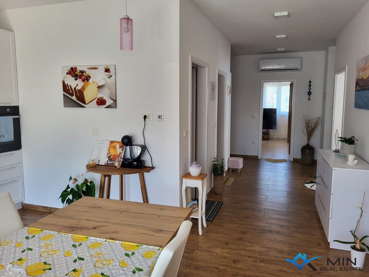 Apartma 500 m od morja s strešno teraso v Novigradu