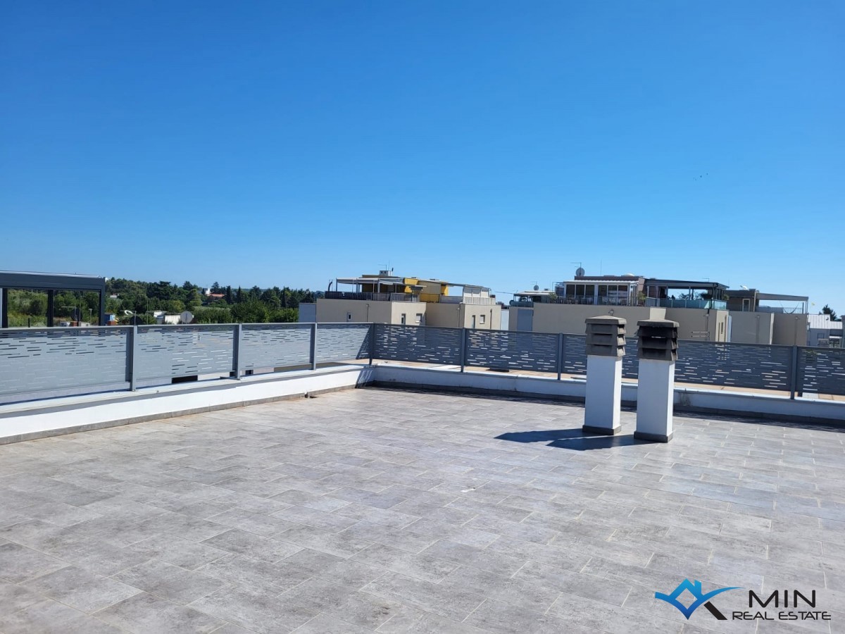 Apartma 500 m od morja s strešno teraso v Novigradu