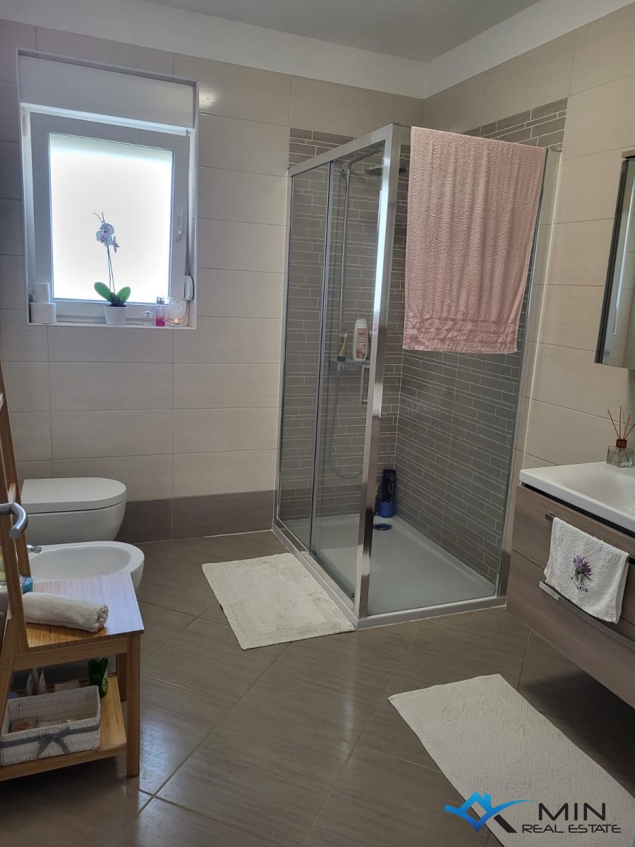 Apartma 500 m od morja s strešno teraso v Novigradu