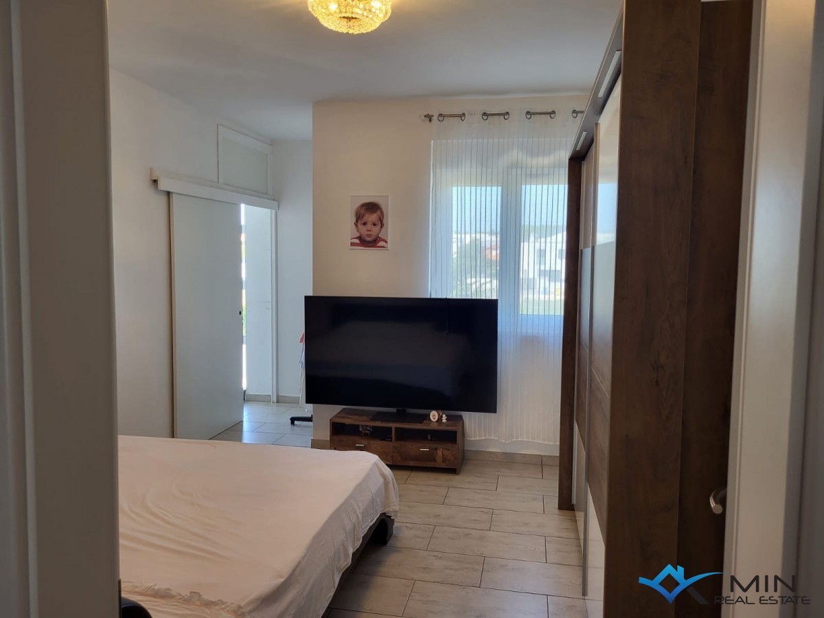 Apartma 500 m od morja s strešno teraso v Novigradu