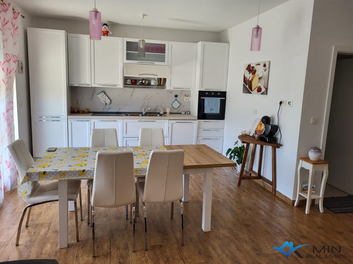 Apartma 500 m od morja s strešno teraso v Novigradu