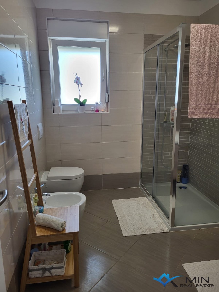 Apartma 500 m od morja s strešno teraso v Novigradu