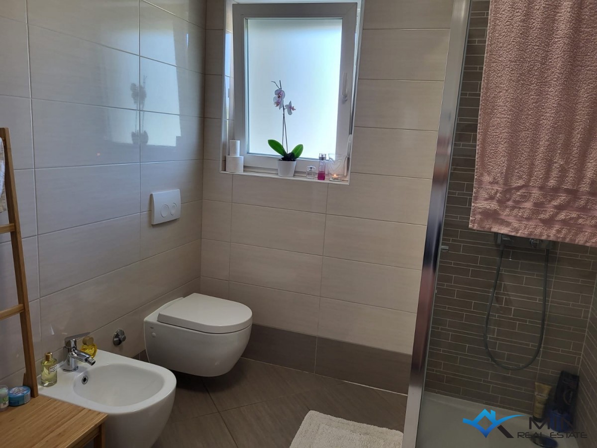 Apartma 500 m od morja s strešno teraso v Novigradu