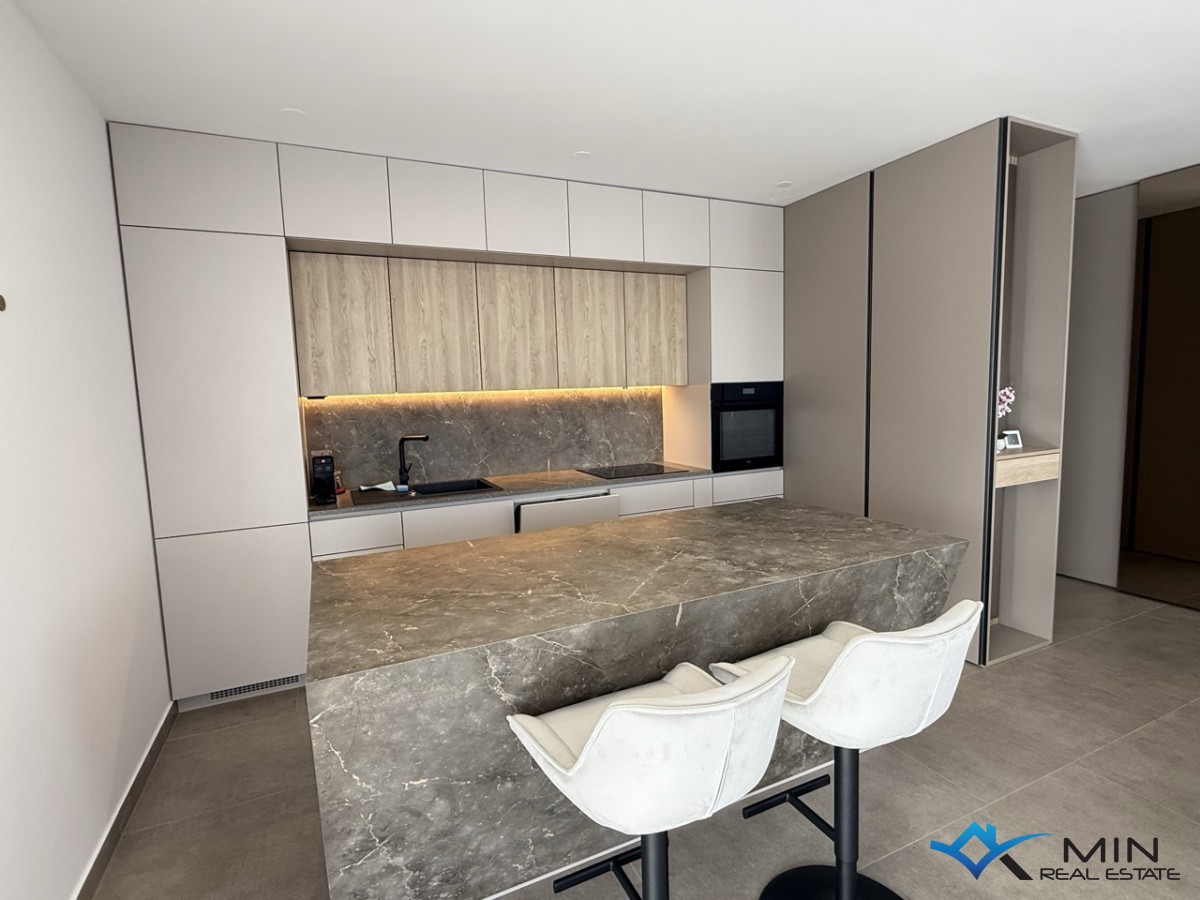 Privlačno stanovanje z ogrevanim bazenom v Novigradu