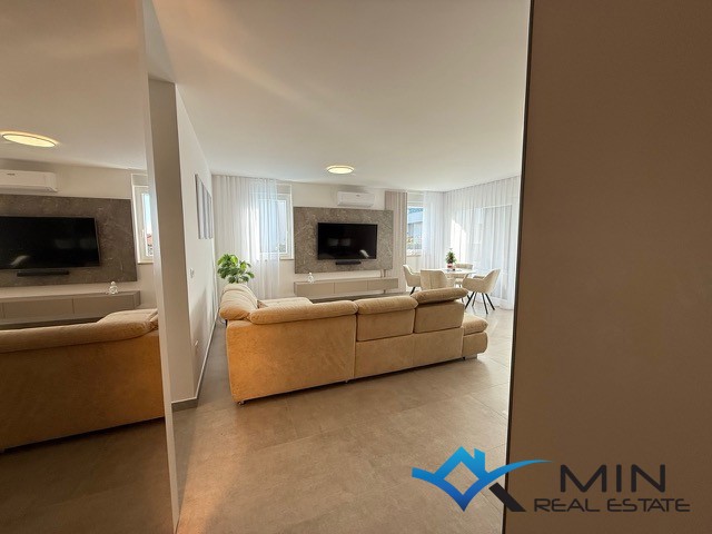 Privlačno stanovanje z ogrevanim bazenom v Novigradu