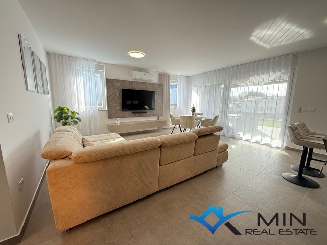 Privlačno stanovanje z ogrevanim bazenom v Novigradu