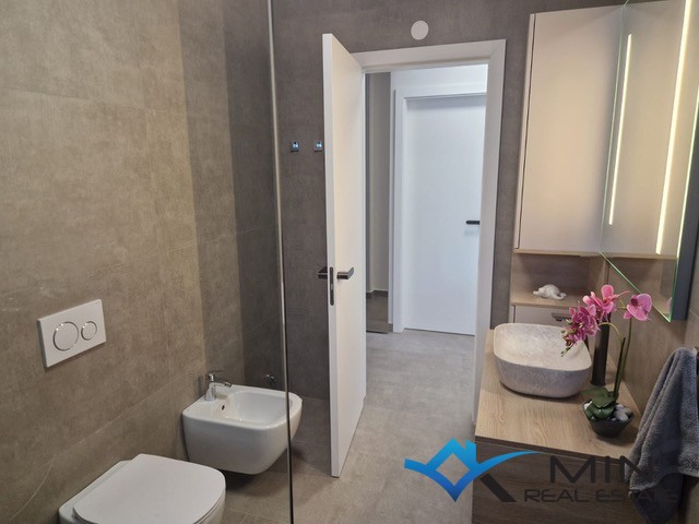 Privlačno stanovanje z ogrevanim bazenom v Novigradu