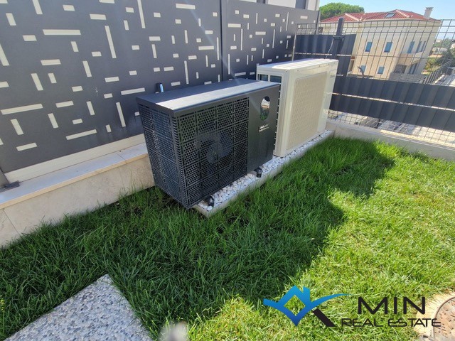 Privlačno stanovanje z ogrevanim bazenom v Novigradu