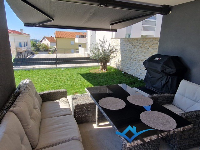 Privlačno stanovanje z ogrevanim bazenom v Novigradu