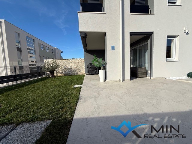 Privlačno stanovanje z ogrevanim bazenom v Novigradu