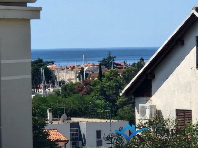 Privlačno stanovanje z ogrevanim bazenom v Novigradu