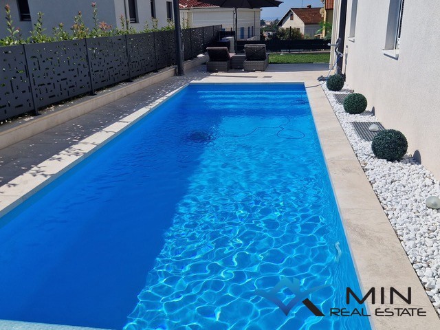 Privlačno stanovanje z ogrevanim bazenom v Novigradu