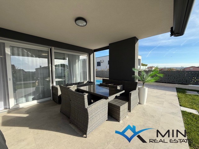 Privlačno stanovanje z ogrevanim bazenom v Novigradu