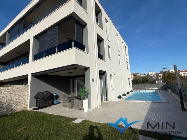 Privlačno stanovanje z ogrevanim bazenom v Novigradu