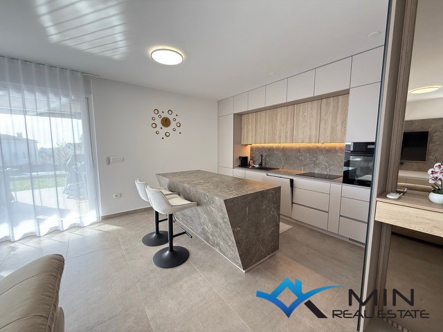 Privlačno stanovanje z ogrevanim bazenom v Novigradu