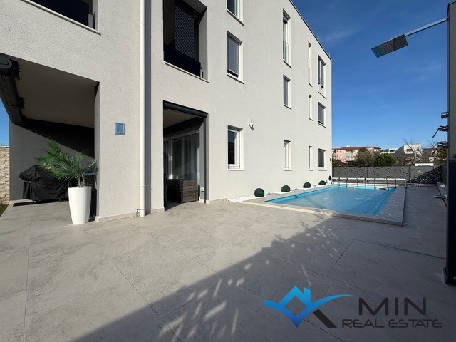 Privlačno stanovanje z ogrevanim bazenom v Novigradu