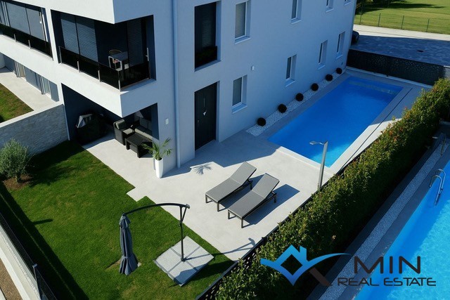 Privlačno stanovanje z ogrevanim bazenom v Novigradu