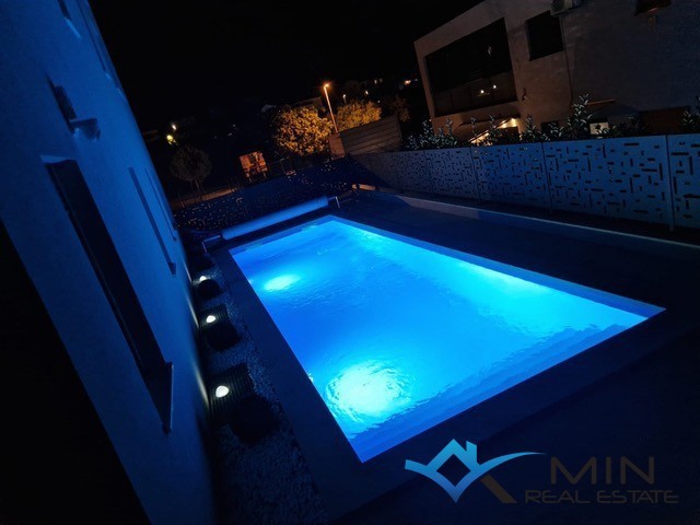 Privlačno stanovanje z ogrevanim bazenom v Novigradu