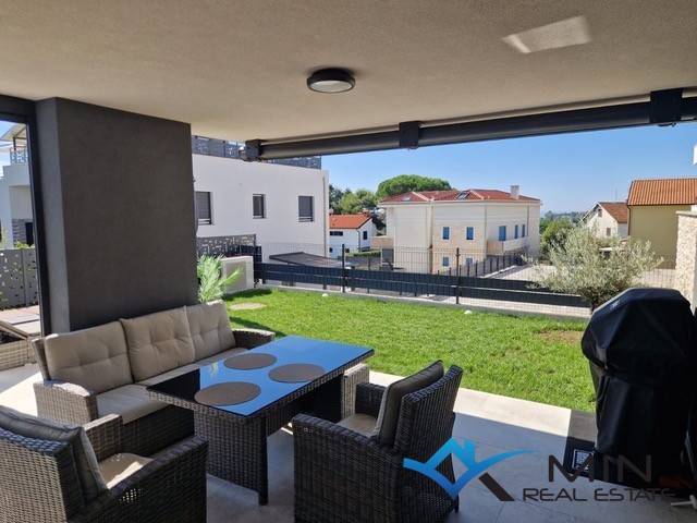 Privlačno stanovanje z ogrevanim bazenom v Novigradu