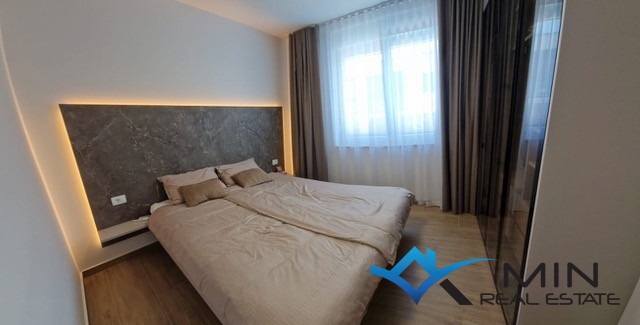 Privlačno stanovanje z ogrevanim bazenom v Novigradu