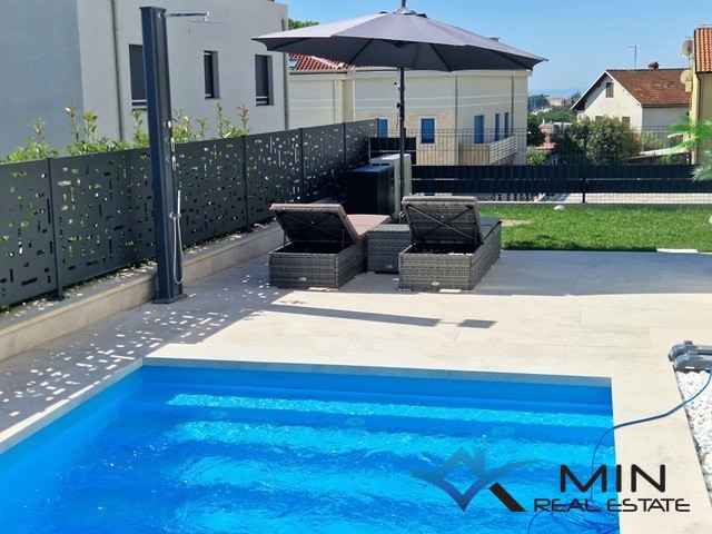 Privlačno stanovanje z ogrevanim bazenom v Novigradu