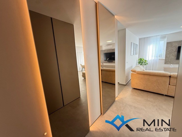 Privlačno stanovanje z ogrevanim bazenom v Novigradu