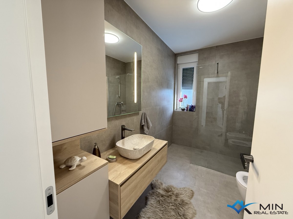 Privlačno stanovanje z ogrevanim bazenom v Novigradu