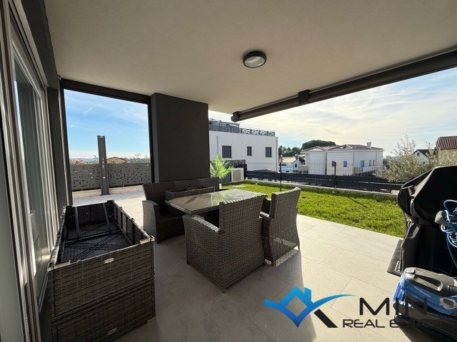 Privlačno stanovanje z ogrevanim bazenom v Novigradu