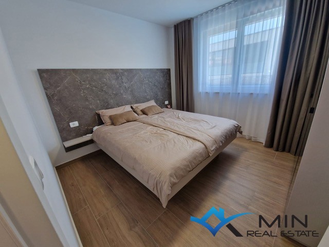 Privlačno stanovanje z ogrevanim bazenom v Novigradu