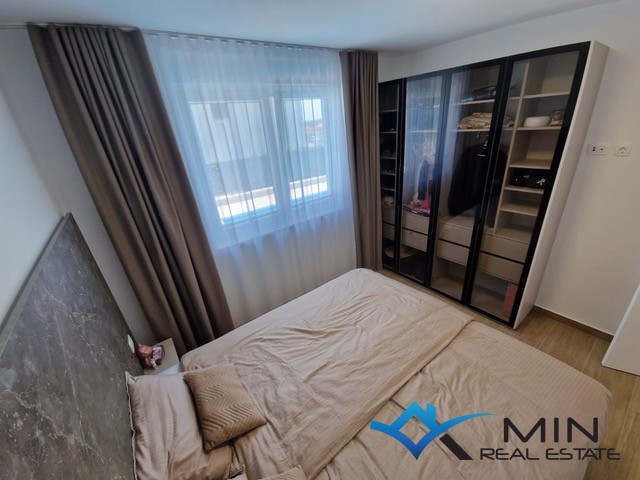 Privlačno stanovanje z ogrevanim bazenom v Novigradu