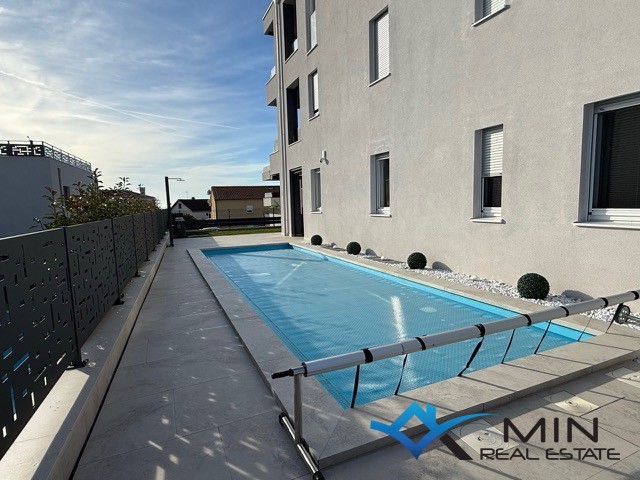 Privlačno stanovanje z ogrevanim bazenom v Novigradu