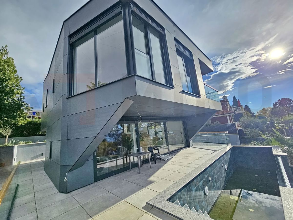 Njivice, nova dizajnersko zasnovana in moderno zgrajena vila 50 m od morja, PRODAJA!