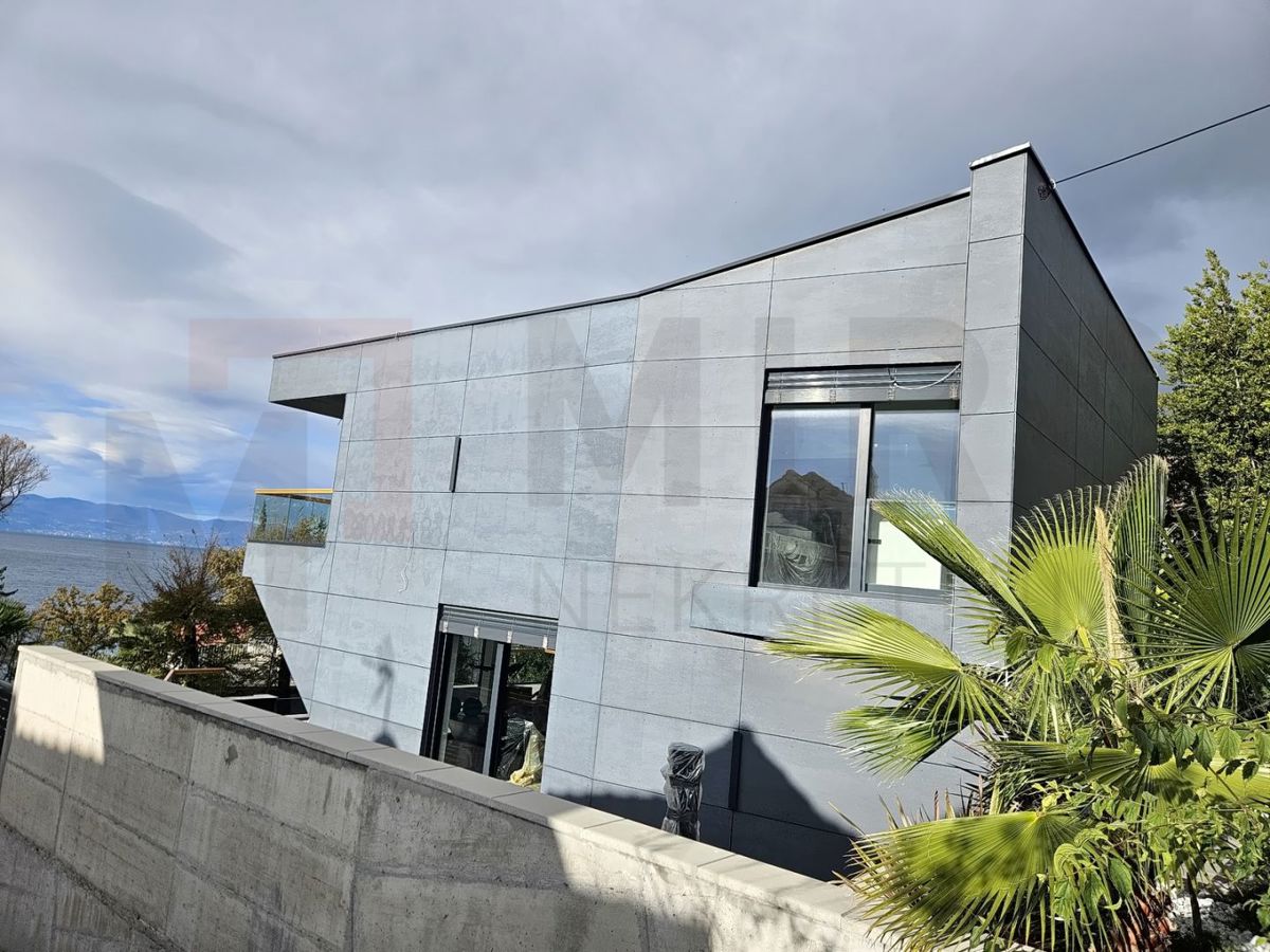 Njivice, nova dizajnersko zasnovana in moderno zgrajena vila 50 m od morja, PRODAJA!